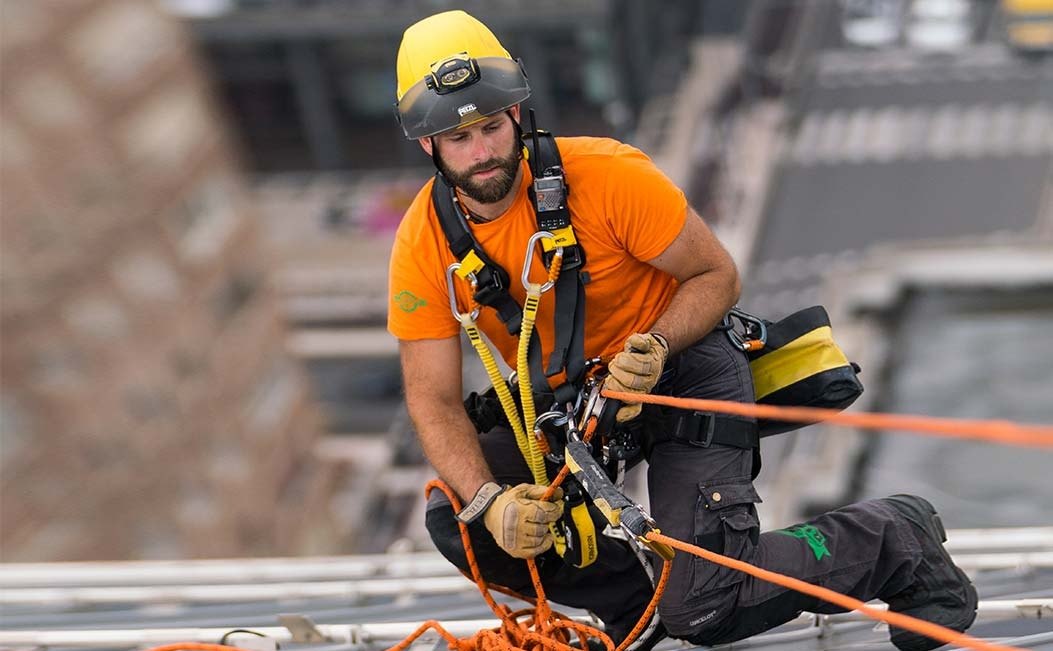 Sfeerbeeld Katrollen - werken op hoogte met Petzl-uitrusting