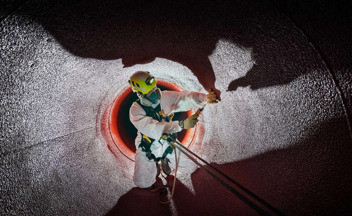 Technicus in een schacht met krachtige hoofdlamp