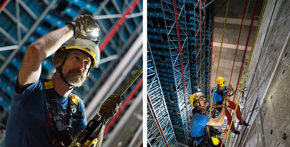 Technici op hoogte tussen hoge stellingen met Petzl-uitrusting