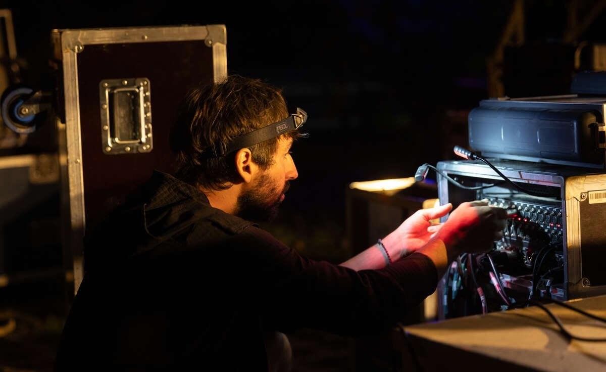 Technicus aan het werk in het donker met hoofdlamp